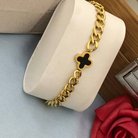 Elegant Gold Chain Bracelet with Clover Charm